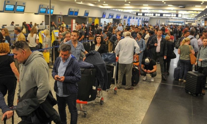Aeroparque: cancelaciones y demoras por una medida gremial | Actualidad