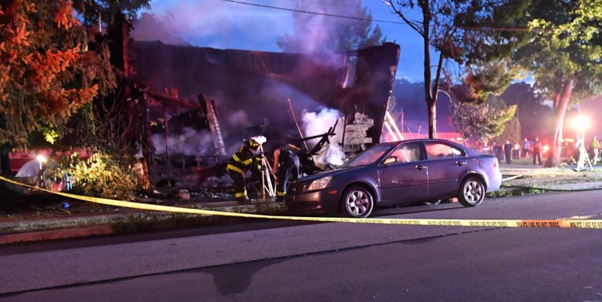 Bombero llegó a una casa en llamas y descubrió que los 10 muertos eran de su familia | Internacionales