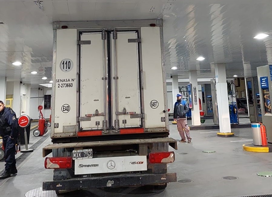 Manejaba borracho un camión, se metió en la estación de servicio y quedó trabajo | Actualidad