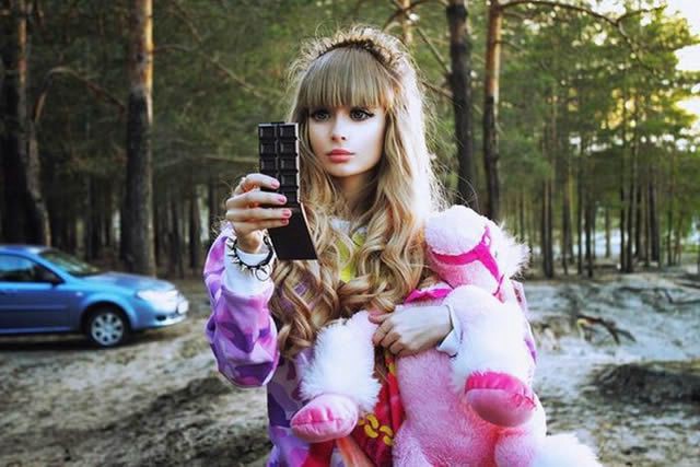 Padres rusos obligan a su hija a convertirse en la nueva "Barbie" humana | Curiosidades