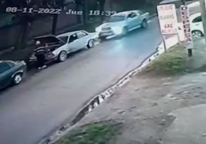 Video: Lo chocaron y quedó atrapado entre dos autos | Actualidad
