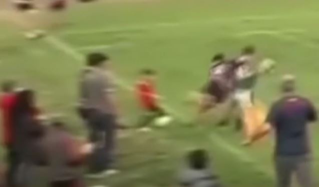 Video: Un nene de 5 años estaba viendo un partido de rugby y se le cayeron arriba dos jugadores | Actualidad