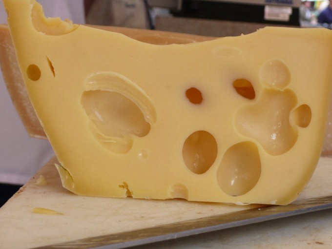 Científicos develaron el misterio de los agujeros en el queso | Curiosidades
