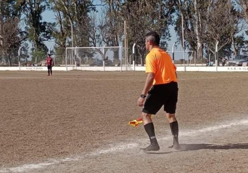 Un árbitro le prestó sus botines a un chico y dirigió en medias | Deportes