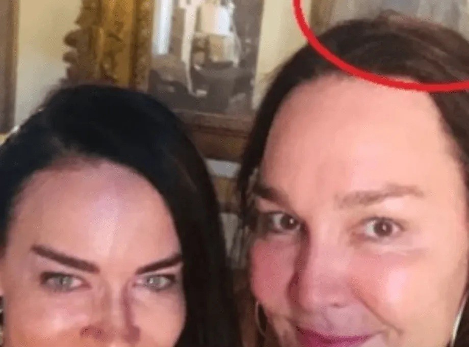 Se mudó a una casa de 800 años, se sacó una selfie y apareció algo aterrador | Internacionales