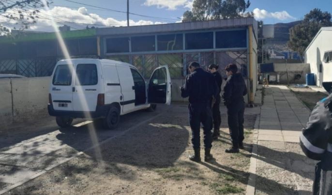 Encontró a un ladrón dentro de su auto y le trabó las puertas hasta que llegó la Policía | Actualidad