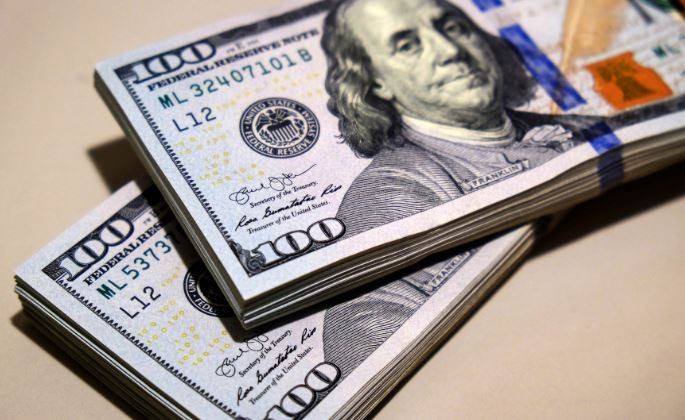 El dólar blue avanzó $2 y cerró la semana a $295 | Economía