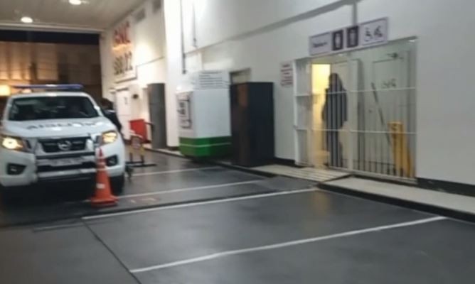 Se refugió en un baño de una estación de servicio tras ser mordida por su novio | Actualidad