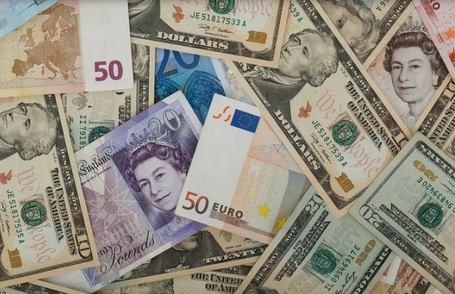 El euro se ubicó por primera vez en 20 años por debajo del dólar | Economía