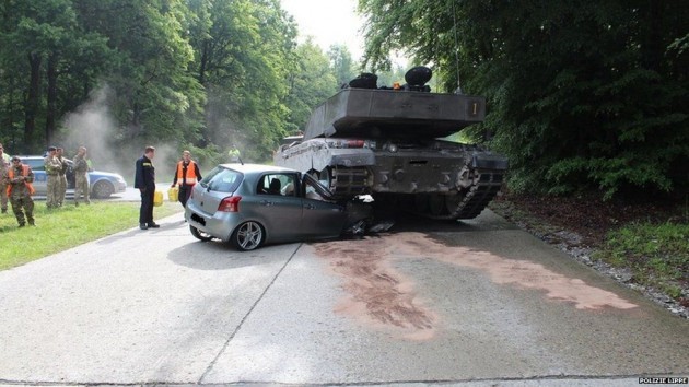 Aprendía a manejar y chocó su auto contra un tanque de guerra | Curiosidades