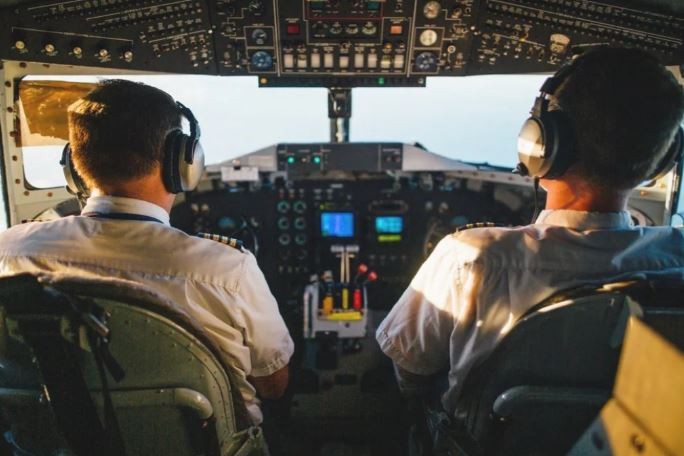 Dos pilotos de avión se quedaron dormidos en pleno vuelo y se pasaron de largo: los suspendieron | Internacionales