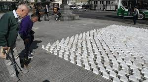 Casas en miniatura frente al Congreso: advierten sobre "emergencia habitacional" | Actualidad