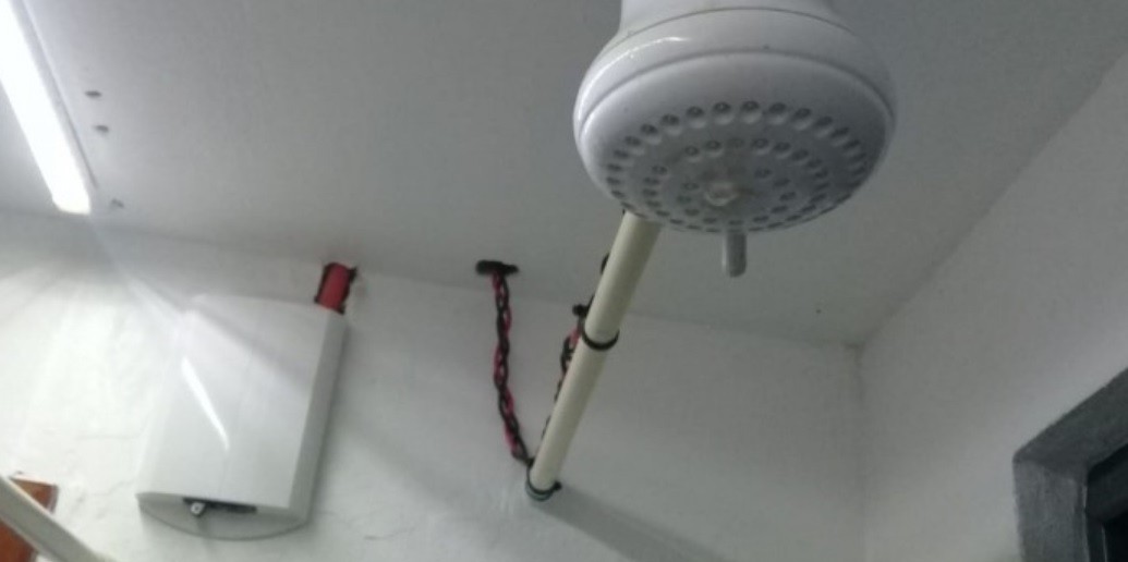 Estaba por bañar a su hija, recibió una descarga de la ducha eléctrica y murió | Actualidad