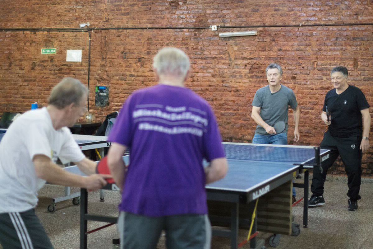Macri jugó al ping pong con jubilados en un bar de Villa Crespo | Política