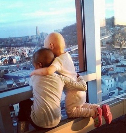 Foto viral: la historia de las dos nenas amigas enfermas de cáncer | Curiosidades