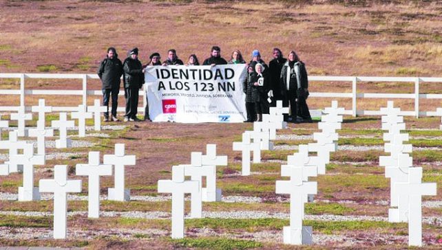 Delegación de la Cruz Roja identificará 123 tumbas de soldados enterrados en Malvinas | Política