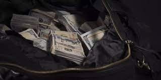 Encontró más de dieciséis mil dólares en la calle y los entregó a la Policía en Misiones | Actualidad