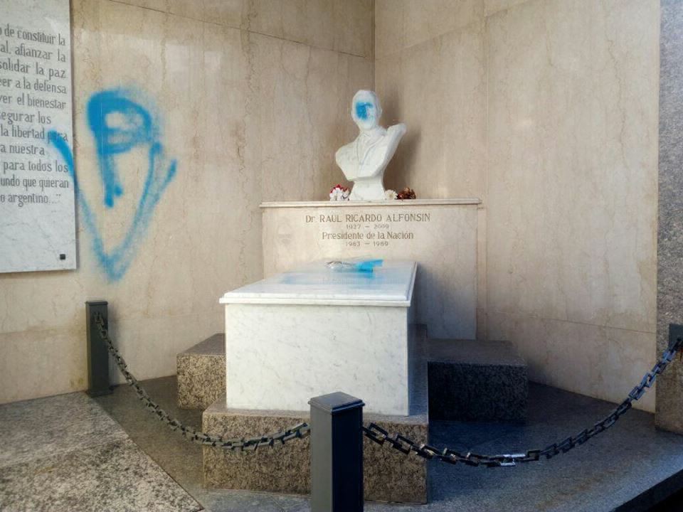 Vandalismo en el mausoleo de Raúl Alfonsín en Recoleta: pintaron consignas peronistas | Política