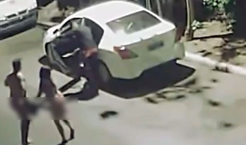 Tenían sexo en un auto, los asaltaron y los dejaron desnudos en plena calle | Internacionales