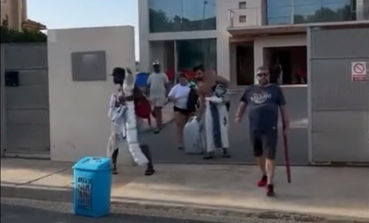 Video: le usurparon la casa y los sacó a los palazos con unos amigos | Internacionales