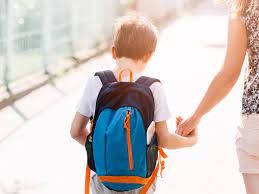 Alertan sobre pérdida de talla en niños y adolescentes por llevar mucho peso en las mochilas | Internacionales