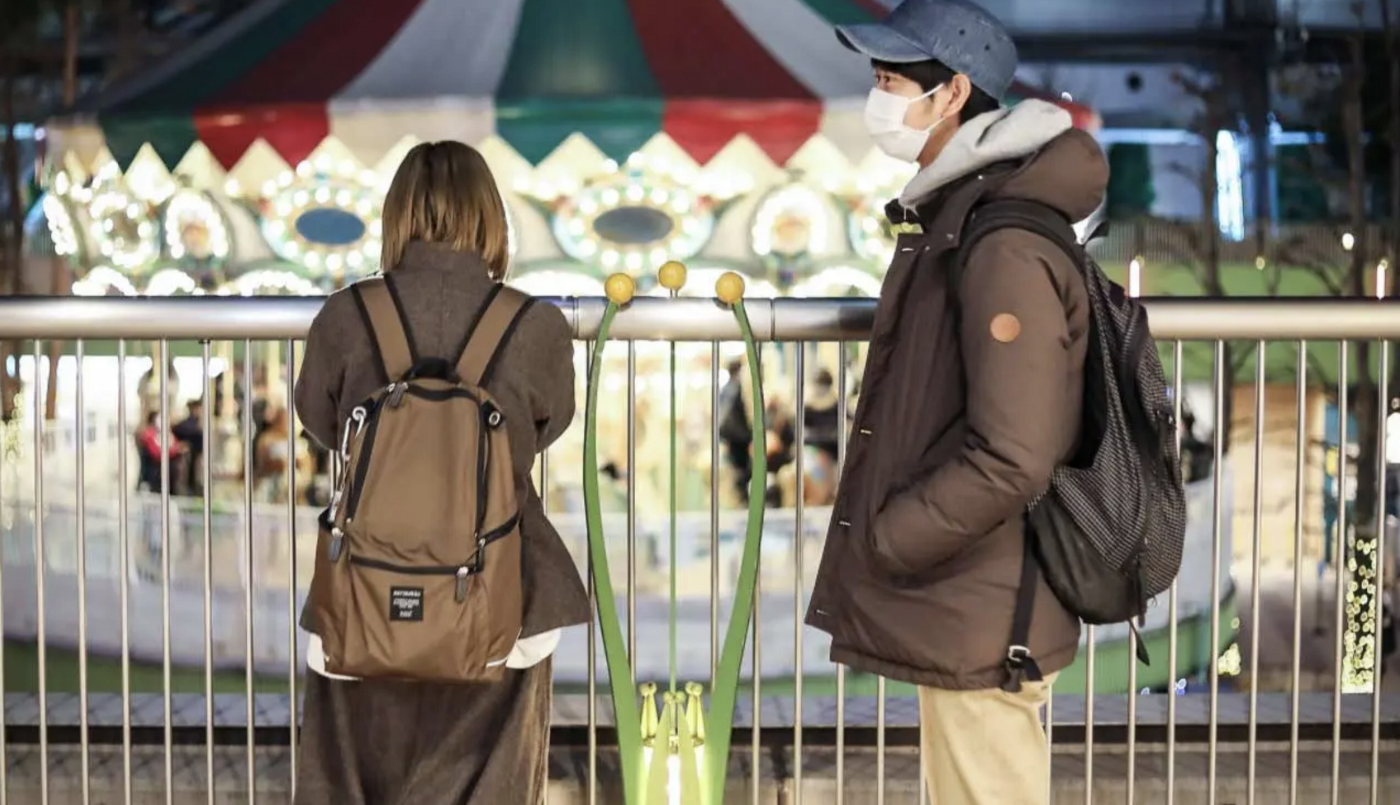 "Básicamente, me alquilo": la historia del joven al que le pagan por "estar" y no hacer nada | Internacionales