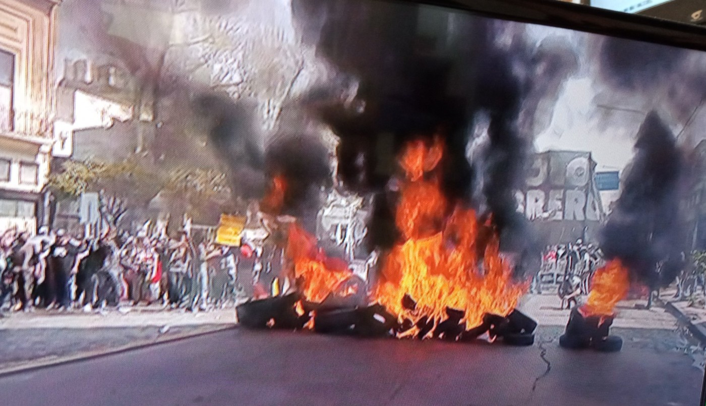 Piqueteros incendian neumáticos e intentan subir al Puente Pueyrredón | Actualidad