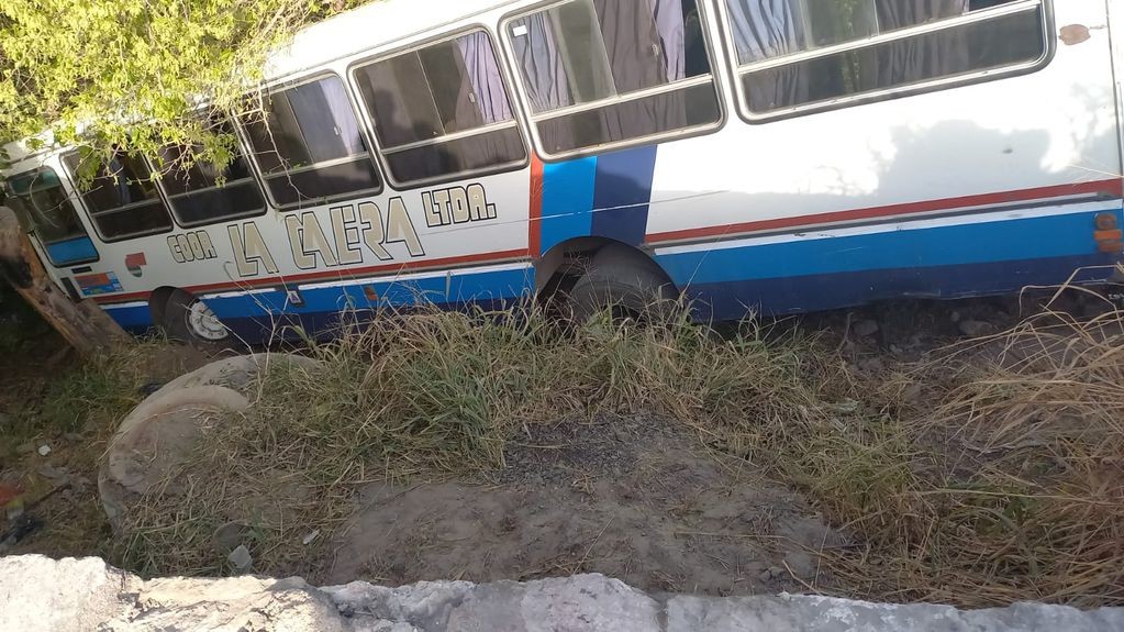 Un colectivo cayó a un barranco en Córdoba: pasajeros terminaron en el hospital | Actualidad