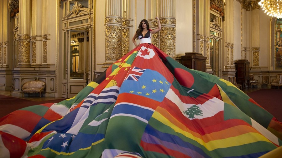 Flor de la V modeló un vestido con banderas de países que criminalizan a personas LGBTIQ | Actualidad