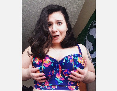 #BoobsOverBellyButtons  Ahora las mujeres tocan sus senos en respuesta al desafío del ombligo | Curiosidades