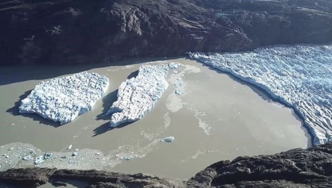 Por las altas temperaturas se desprendió parte de un atractivo glaciar chileno | Clima, naturaleza y medio ambiente