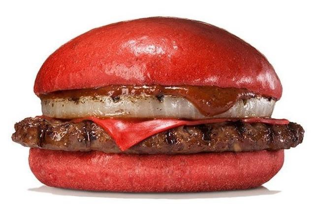 En Japón venderán un sandwich de hamburguesa de color rojo | Curiosidades