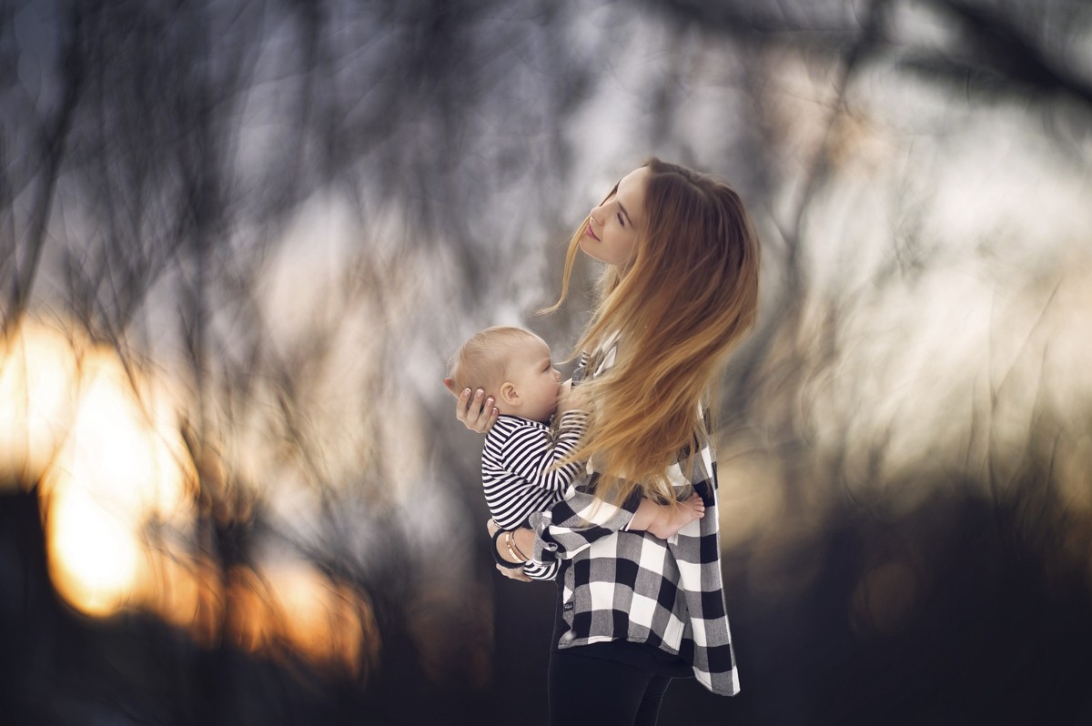Una fotógrafa busca normalizar la lactancia materna con una serie de fotos al aire libre | Espectáculos