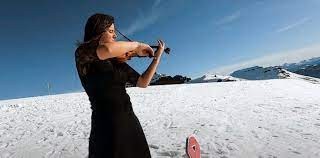 Una violinista tocó en Chapelco a 2.000 metros de altura para concientizar sobre el cáncer de mama | Actualidad