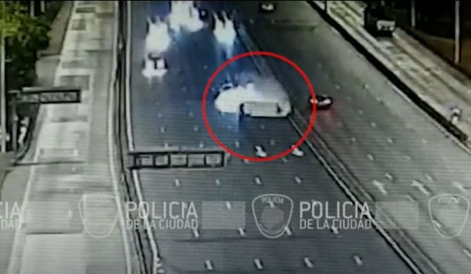 Una camioneta volcó en la General Paz y generó fuertes demoras | Actualidad