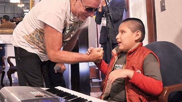 Un pianista ciego de 10 años tocó con León Gieco y los genios del jazz | Espectáculos