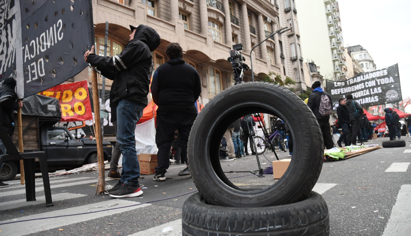 Gremio del neumático se atrincheró en el Ministerio de Trabajo tras conflicto salarial de 5 meses | Actualidad