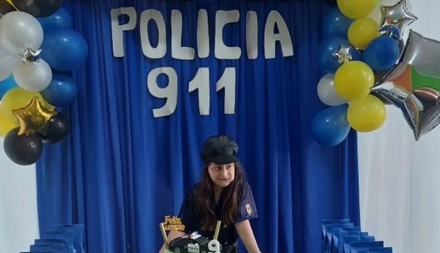 Festejó su cumpleaños disfrazada de policía y efectivos de seguridad fueron a saludarla | Actualidad