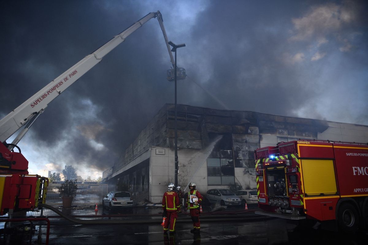 Espectacular incendio en un gran mercado de productos frescos cerca de París | Internacionales