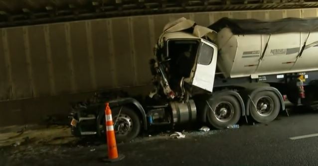 Choque de camiones en el Paseo del Bajo: dramático rescate de uno de los choferes | Actualidad