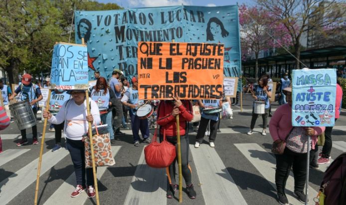Grupos piqueteros decidieron acampar frente al Ministerio de Desarrollo Social | Política