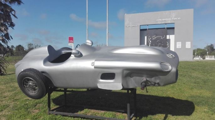 Robaron las cubiertas de la "Flecha de Plata" del museo de Fangio, en medio del conflicto por los neumáticos | Actualidad