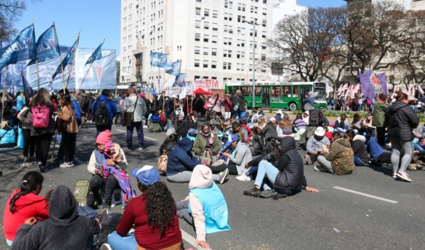 Grupos piqueteros decidieron mantener el acampe frente al Ministerio de Desarrollo Social | Actualidad