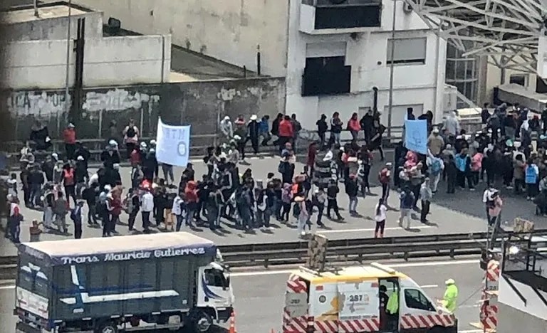 Manifestantes bloquean la AU 25 de Mayo | Actualidad