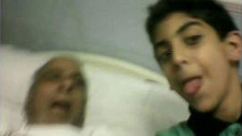 Niño indignó al mundo con una selfie al lado de su abuelo muerto | Curiosidades