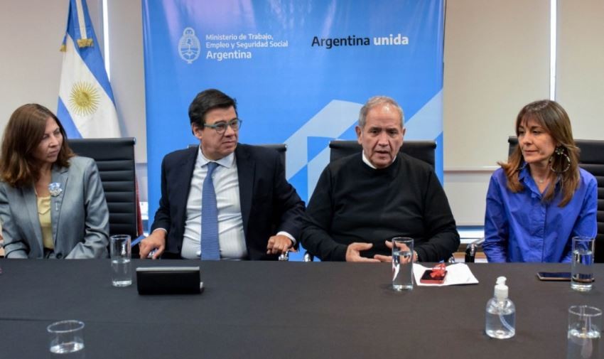 Los bancarios renegociaron su paritaria y acordaron un aumento anual del 94% | Economía