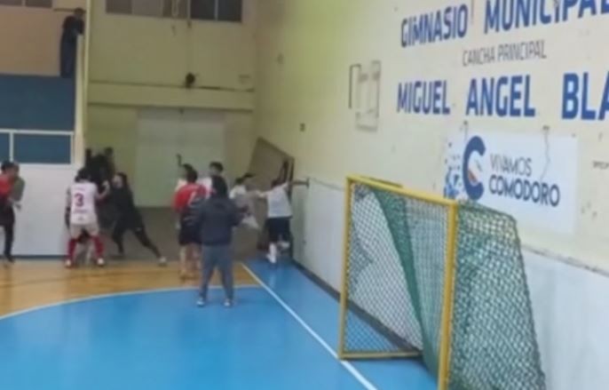 Comodoro Rivadavia: tiros, botellazos y trompadas durante un partido de futsal | Deportes
