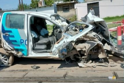 Video: Un tren embistió a un patrullero con dos policías a bordo | Actualidad