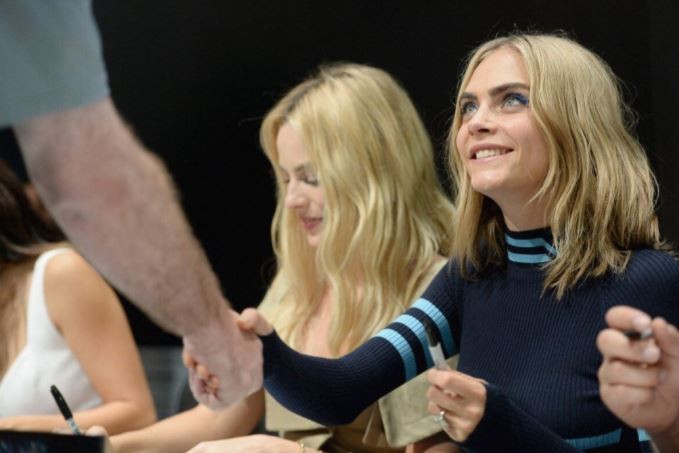 Liberaron a los amigos de Margot Robbie y Cara Delevingne, tras agredir a un fotógrafo, pero no podrán salir del país | Actualidad