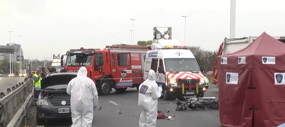 Motociclista chocó contra un auto y murió: demoras en la avenida General Paz | Actualidad